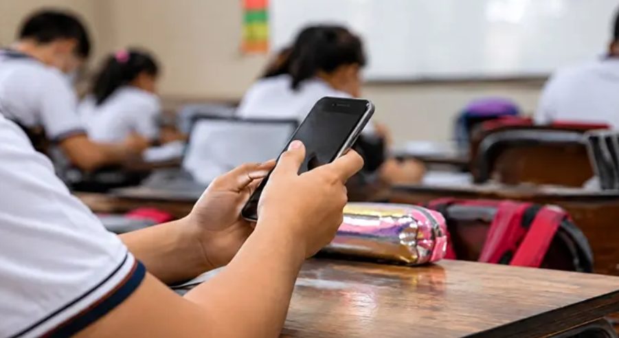Guanajuato alista restricciones a celulares en escuelas; entrarán en vigor en noviembre