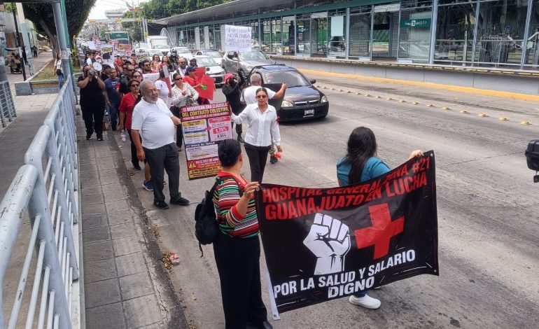 Trabajadores del IMSS llevan a las calles reclamos por insumos, plazas y salarios