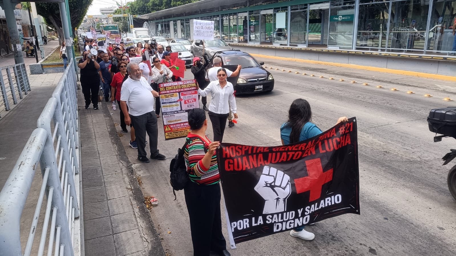 Trabajadores del IMSS llevan a las calles reclamos por insumos, plazas y salarios